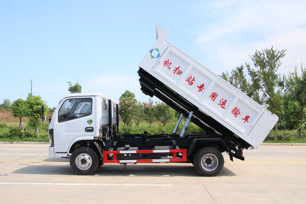 東風(fēng)小多利卡密封自卸式垃圾車(chē)