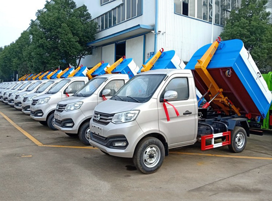 重慶垃圾車(chē)用戶(hù)：程力專(zhuān)汽長(cháng)安小型勾臂垃圾車(chē)發(fā)往重慶
