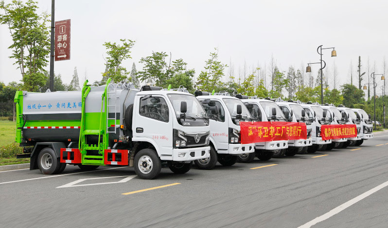 蘭州垃圾車(chē)用戶(hù)：批量東風(fēng)6方掛桶式垃圾車(chē)發(fā)蘭州地區