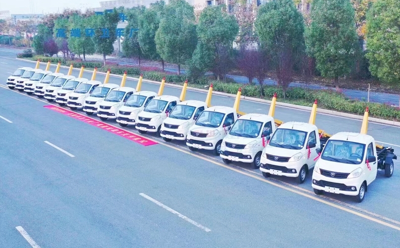 福田小型2-3方勾臂式垃圾車(chē)發(fā)往青海