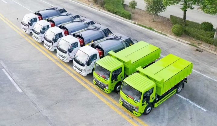 小型壓縮垃圾車(chē)批量發(fā)往新疆烏魯木齊市