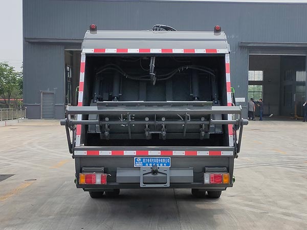 程力威牌CLW5080ZYSQ6型壓縮式垃圾車(chē)-后部照片
